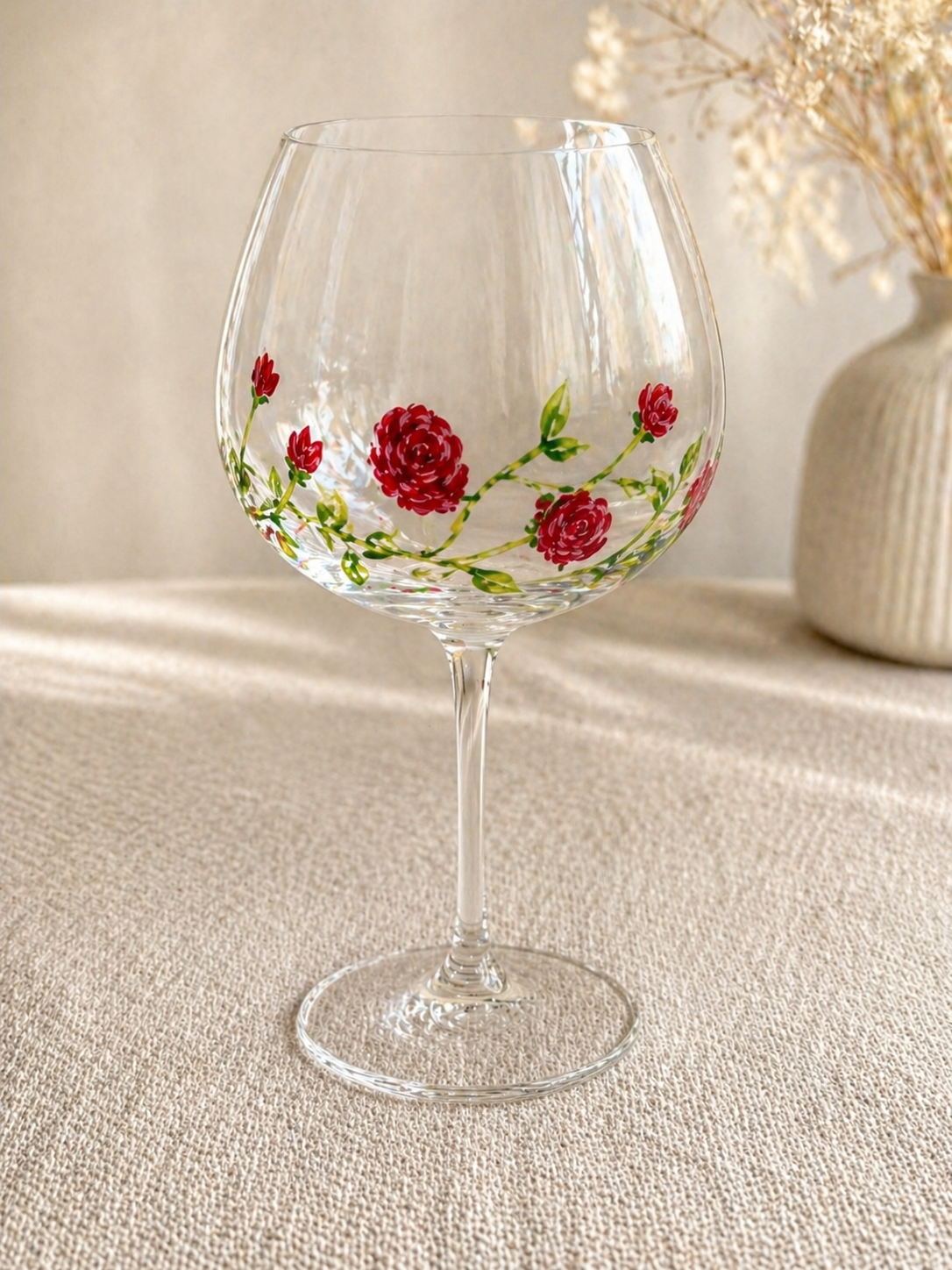 Taça pintada à mão com rosas